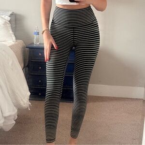LULULEMON STRIPED LEGGINGS SIZE 4 BLACK AND WHITE